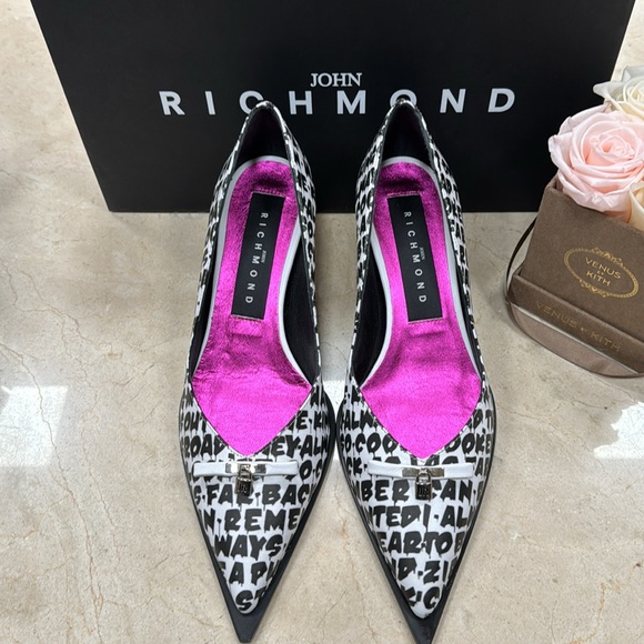 JOHN RICHMOND NAPPA PUMPS IN WHITE W/BLACK PRINT MADE IN ITALY SIZE 39/9 US